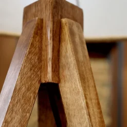 Chic Antique Tischlampe mit Holzfuss und Leinenschirm